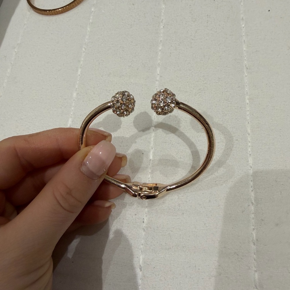 Elegant Gold Bracelet with Crystal Accents